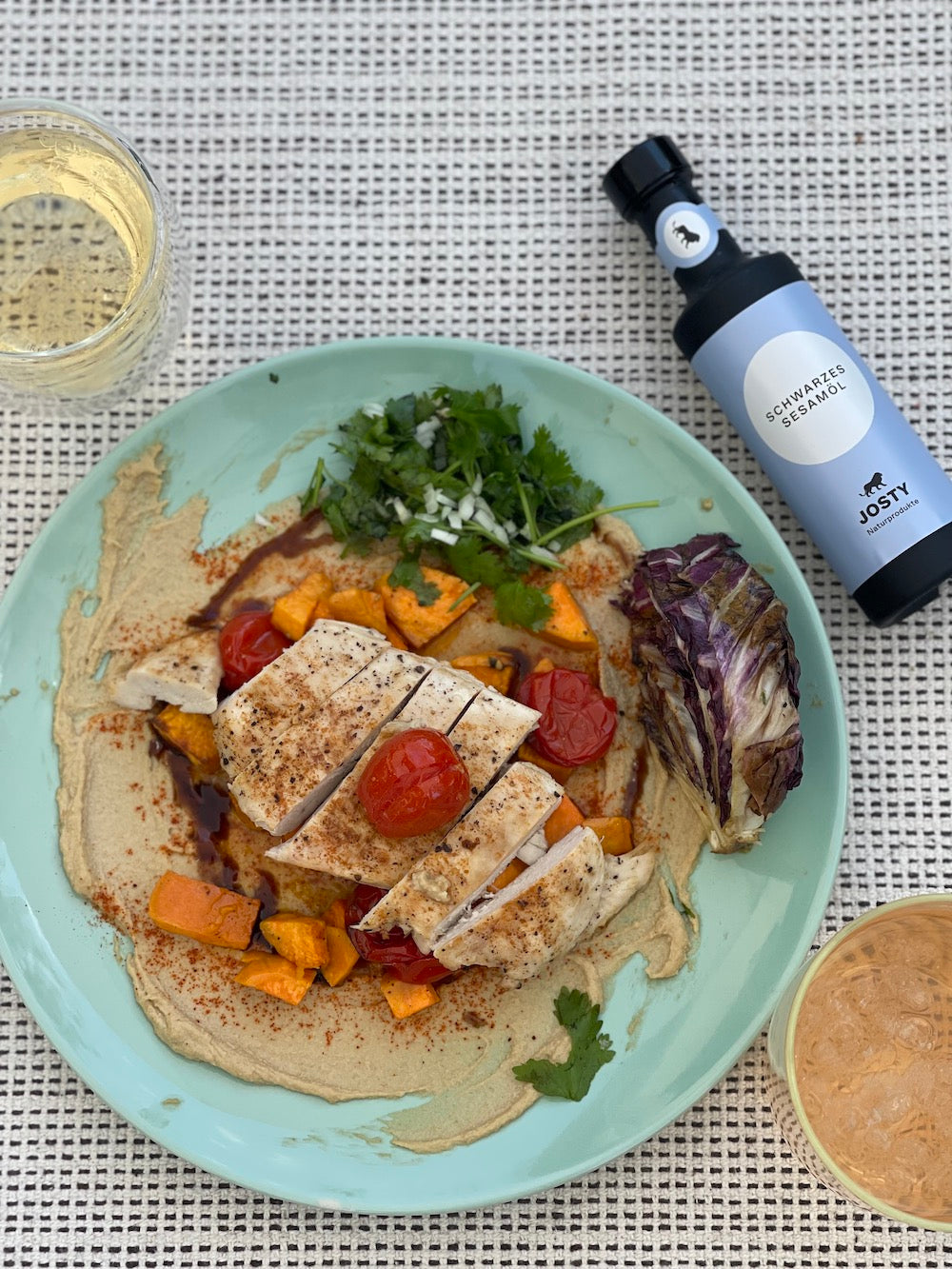 Ofengeröstetes Gemüse mit Hummus und Hähnchenbrust mit Josty Schwarzem Sesamöl
